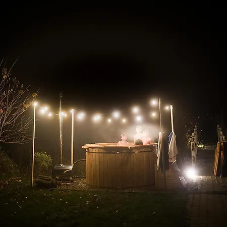 Dom Nad Stawem Сasa de vacaciones Domatowo