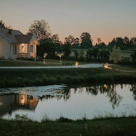 Dom Nad Stawem Сasa de vacaciones Domatowo